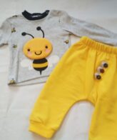 Комплект за бебе в жълто и сиво с шита щампа на пчела.