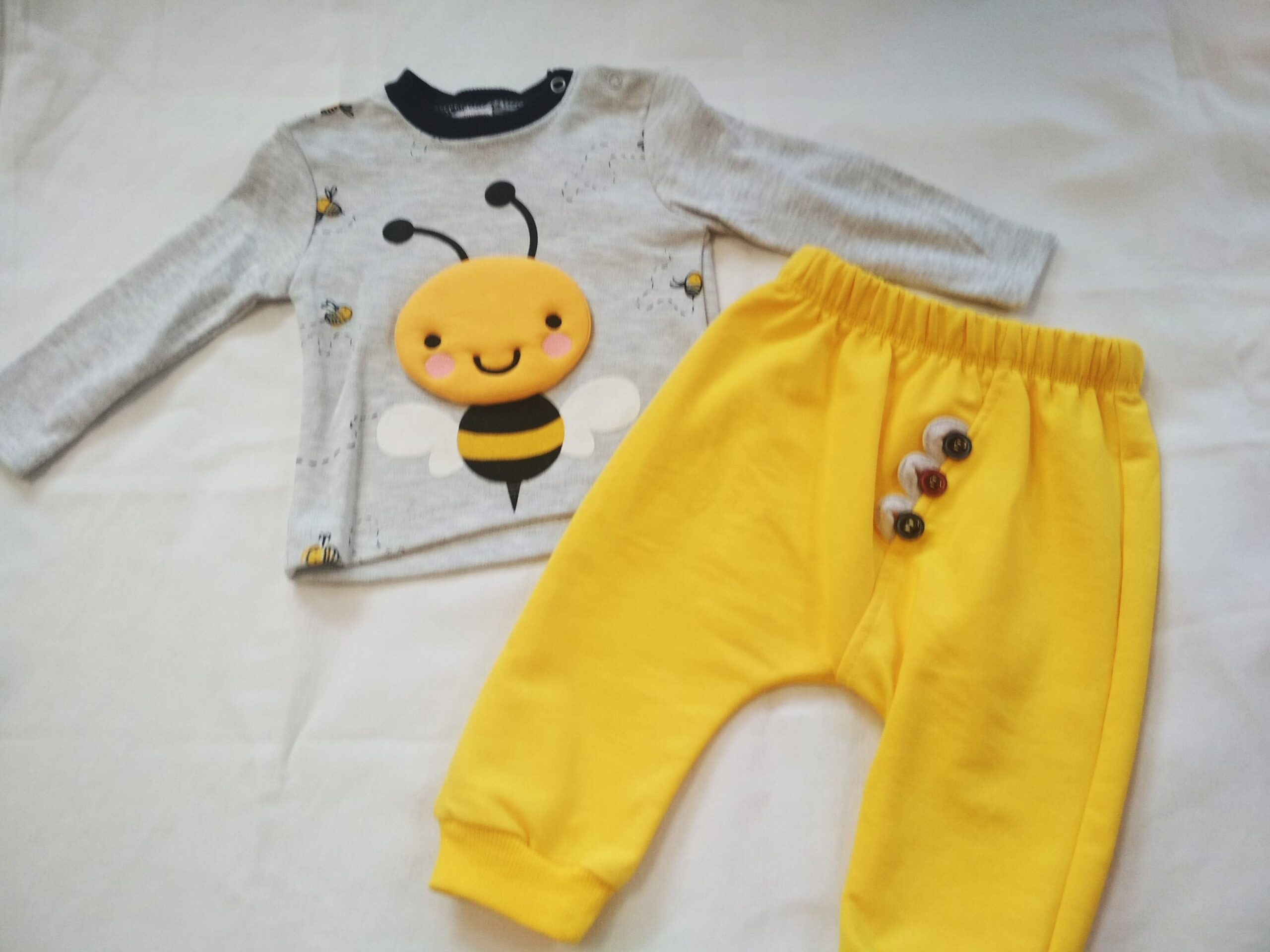 Комплект за бебе в жълто и сиво с шита щампа на пчела.