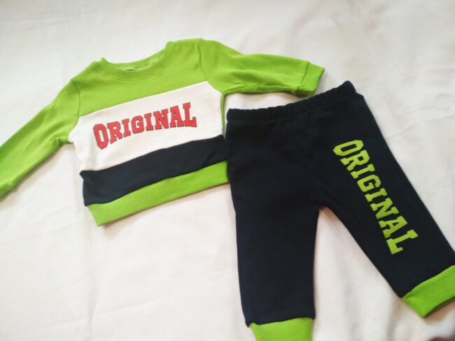 Комплект за бебе момче в зелено и тъмносиньо с щампа