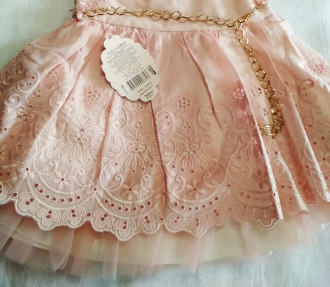 Розова рокля с рязана бродерия