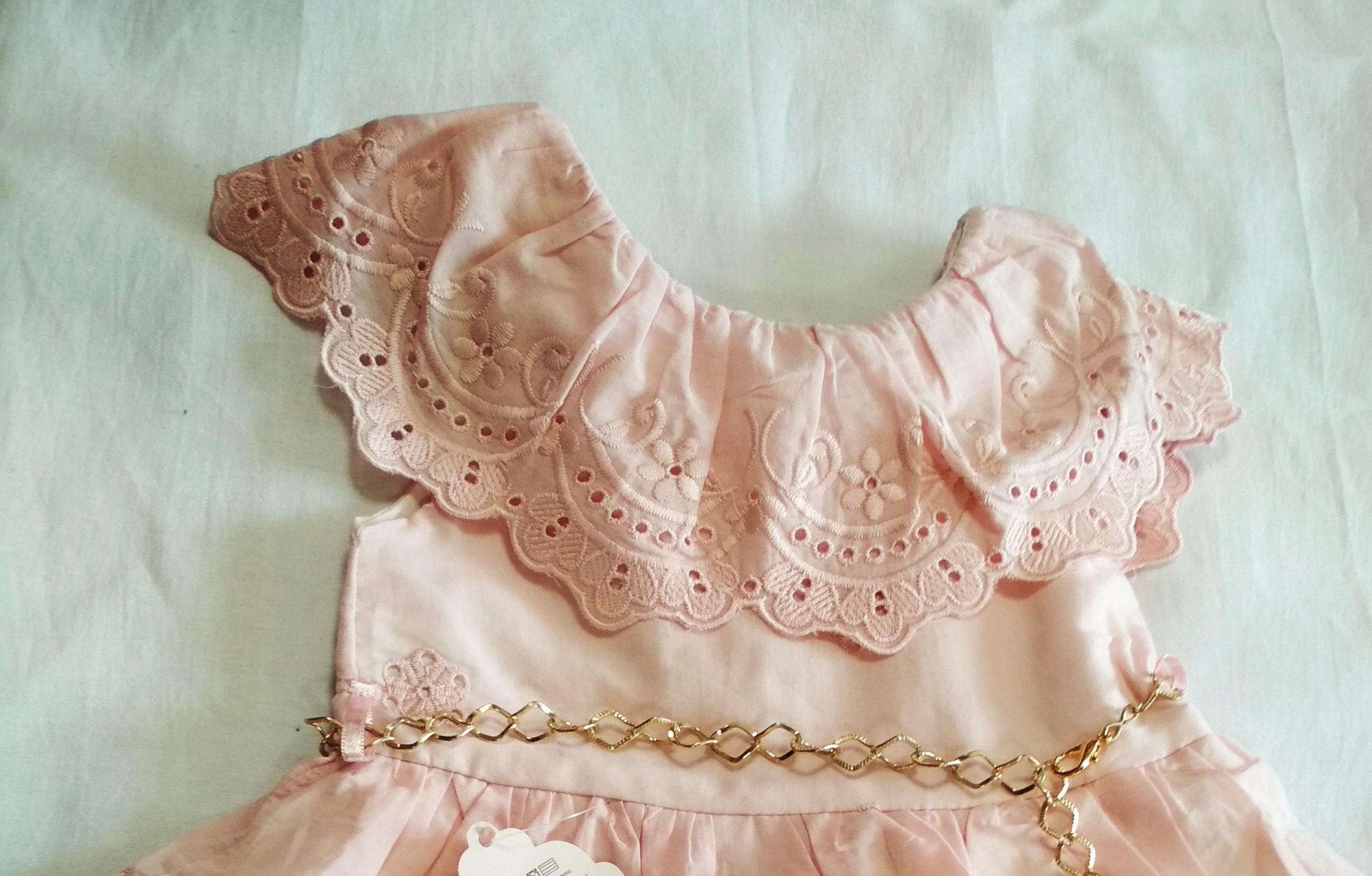 Розова рокля с рязана бродерия