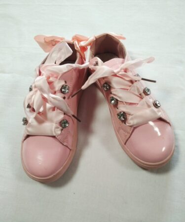 Розови обувки с камъни за момиче