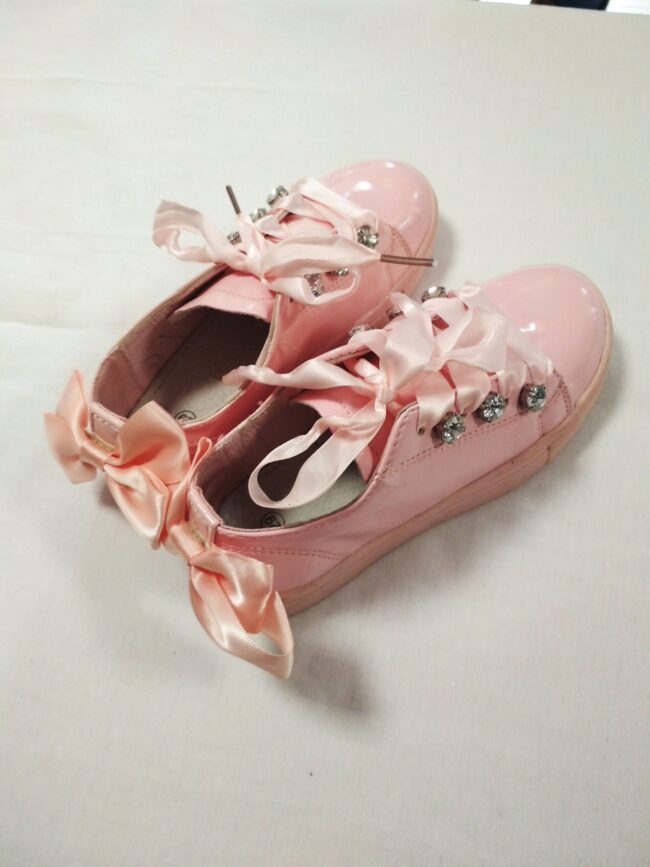 Розови обувки с камъни за момиче