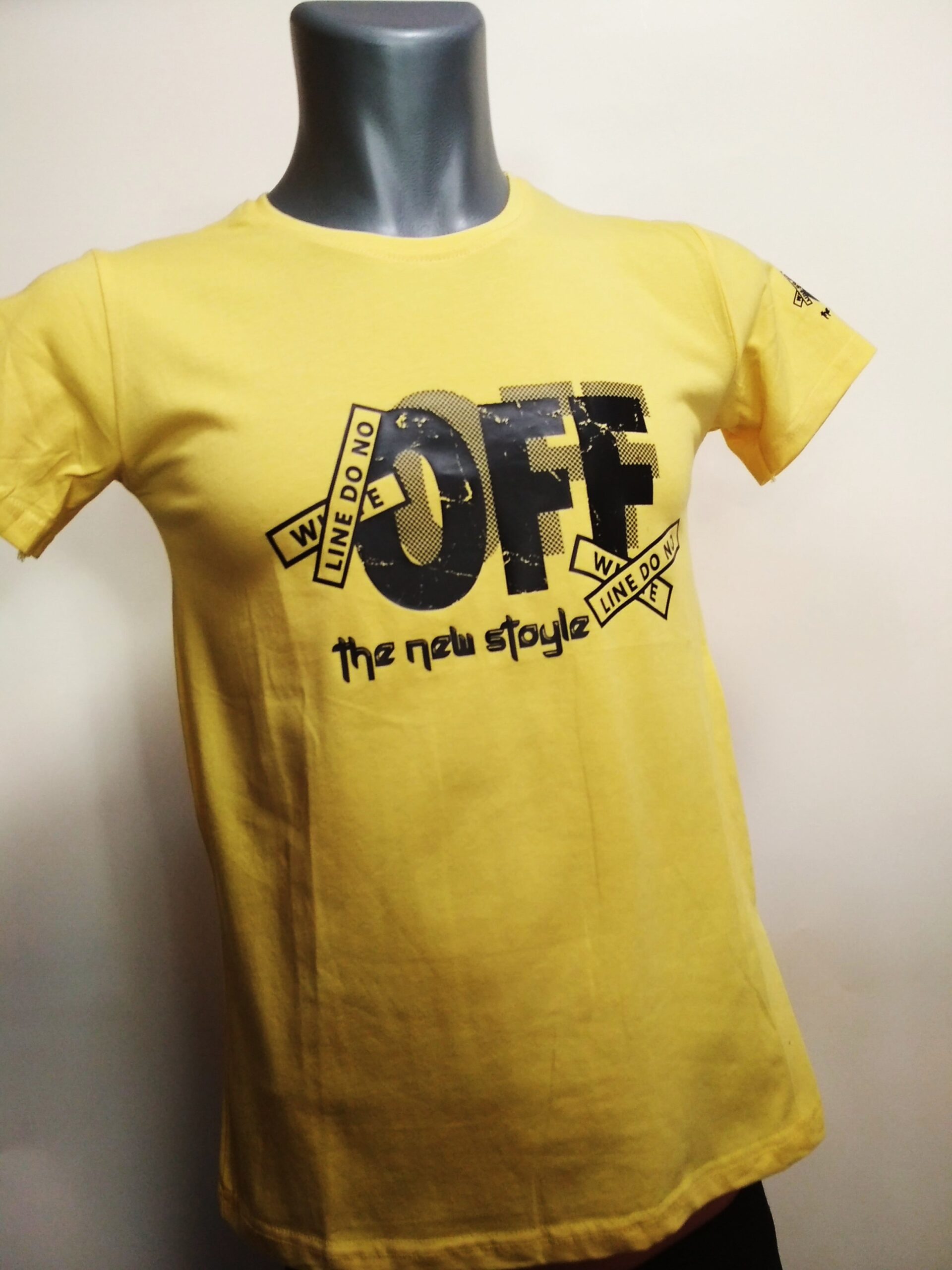 Жълта тениска с щампа надпис в черно