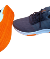 Олекотени сиви маратонки с оранжев акцент