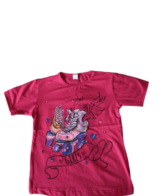 Розова тениска за момиче с щампа на ролери .