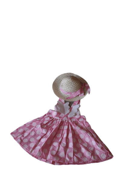Розова рокля със сламена шапка .